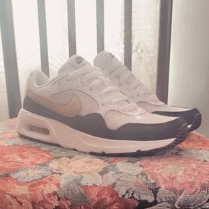 Nike air max gold black white women’s size 9.5